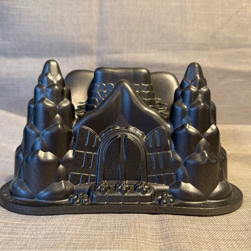 NWT Nordic Ware FairyTale Cottage Bundt Cake Pan Mold